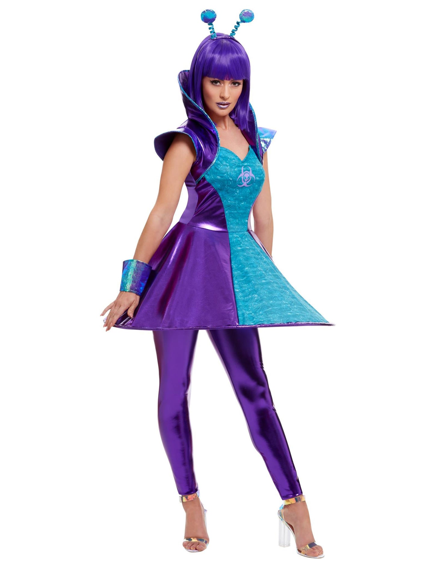 Femeie cu costum extraterestru albastru și violet