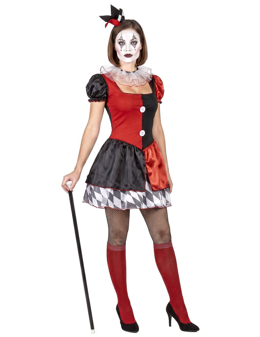 Femeie cu costum roșu și negru
