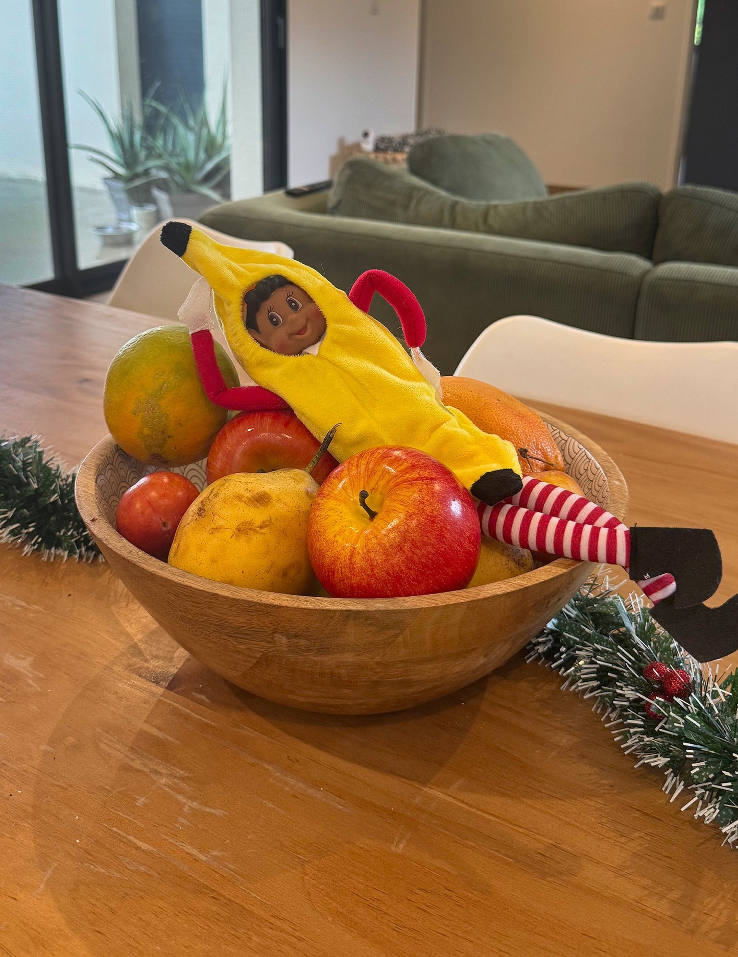 Costum de banană pentru o păpușă elf năzdrăvană