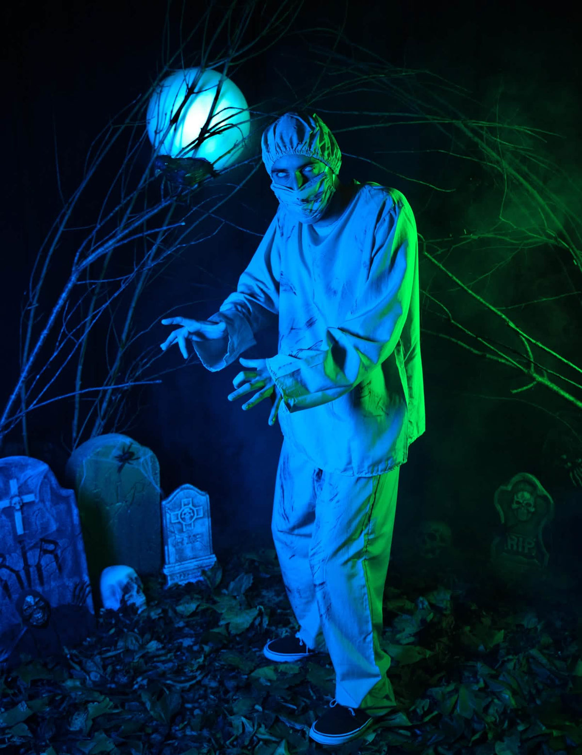 Punerea în scenă a costumului de chirurg zombi