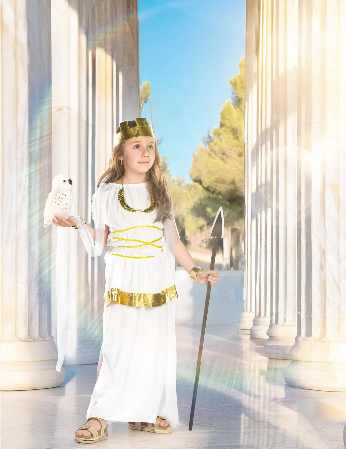 Punere în scenă cu suliță și bufniță a costumului de zeiță Athena pentru fată