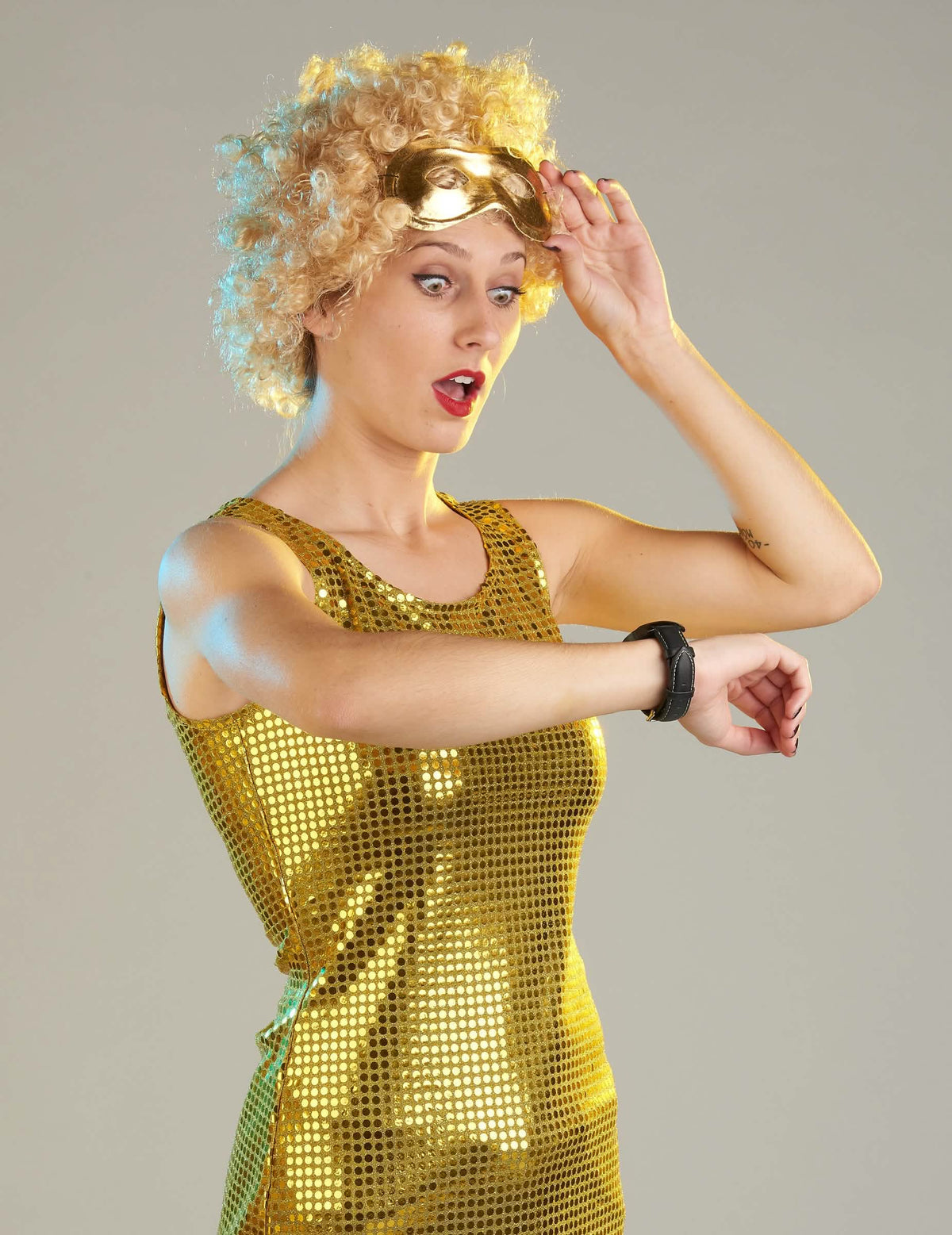 Prim-plan pe bustul costumului disco pentru femeie auriu cu paiete