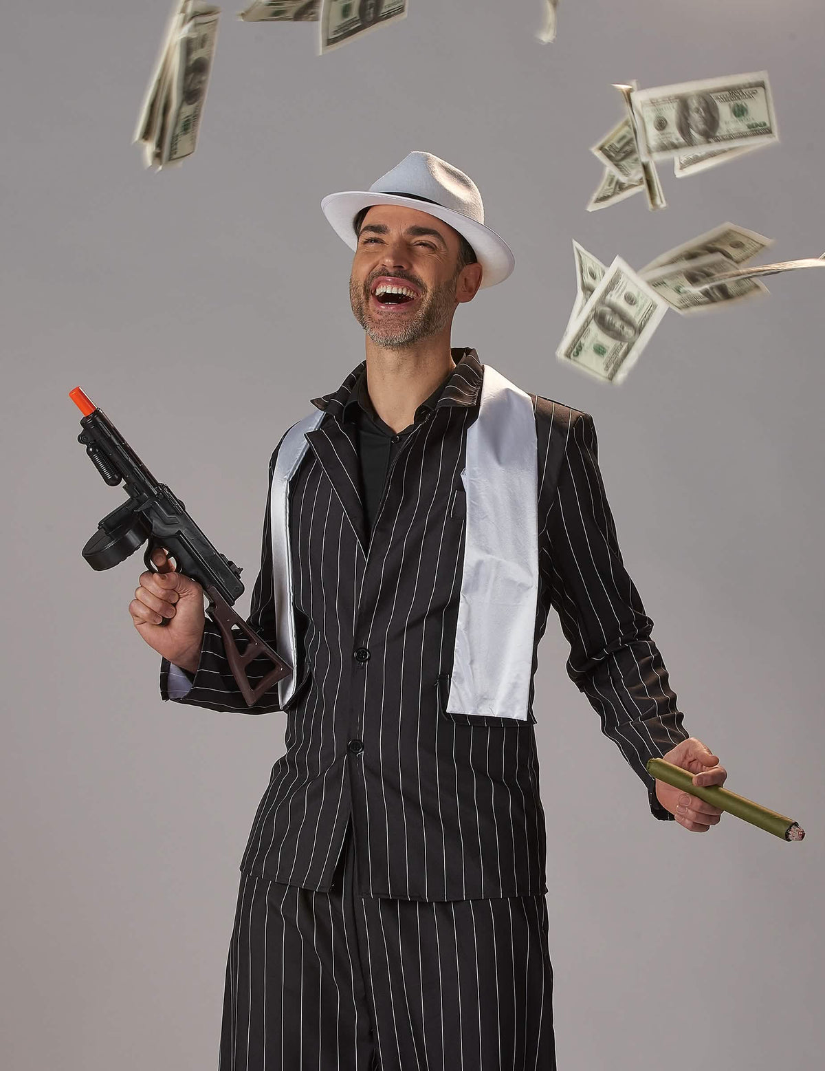 Punere în scenă cu accesorii pentru costumul de gangster pentru bărbat