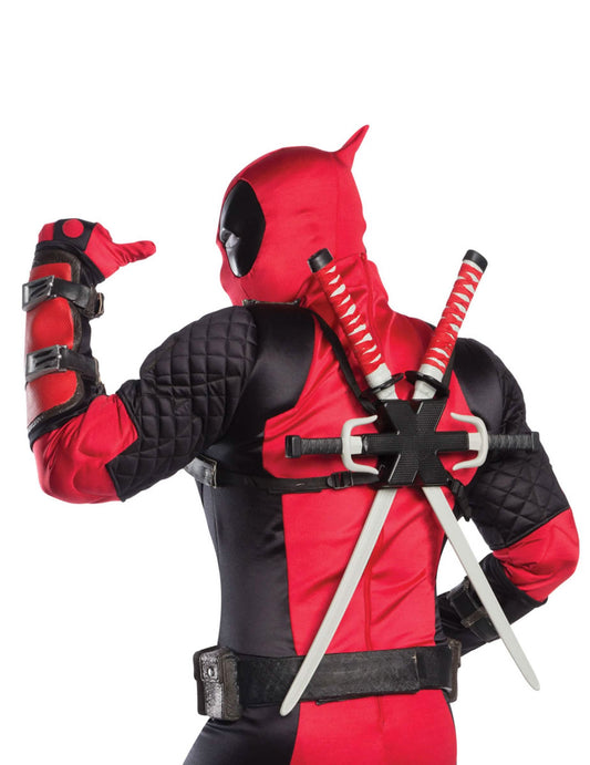 Vedere din spate cu katanas-urile costumului mare heritage Deadpool pentru adult