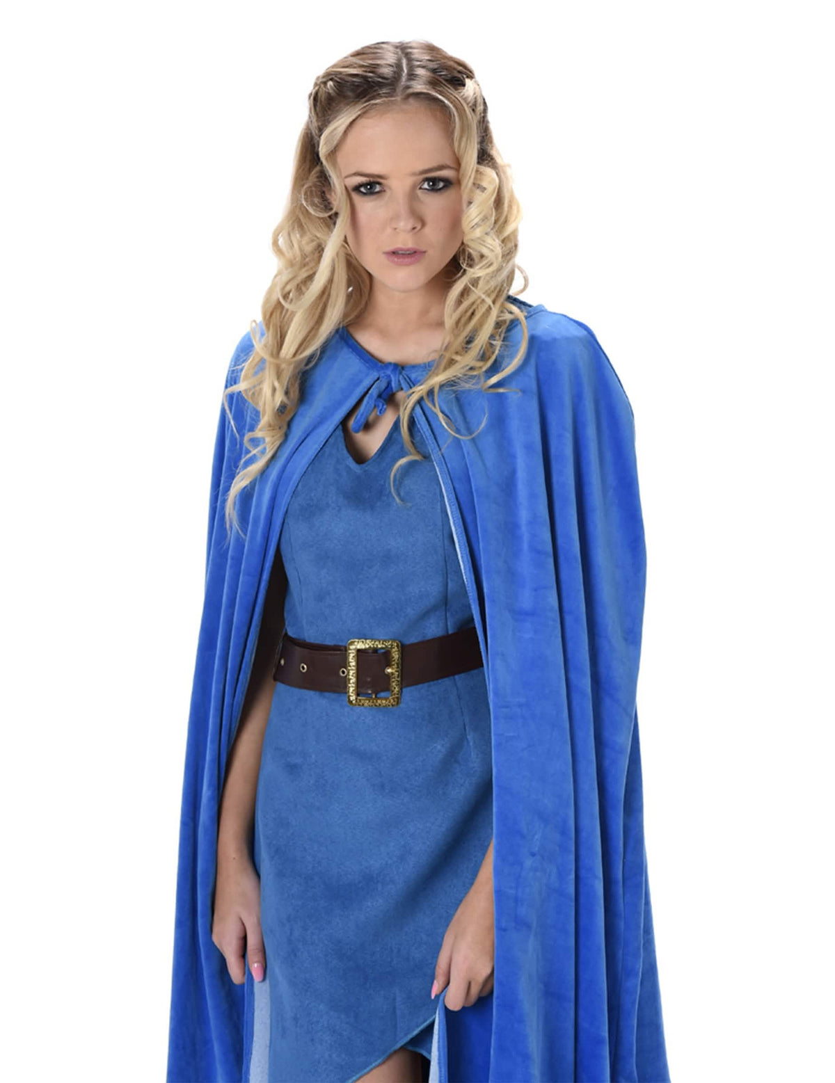 Prim-plan pe bustul și pelerina costumului de războinică medievală