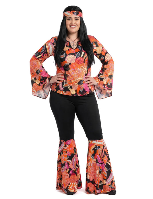 Femeie cu costum de hippie neagră și multicoloră