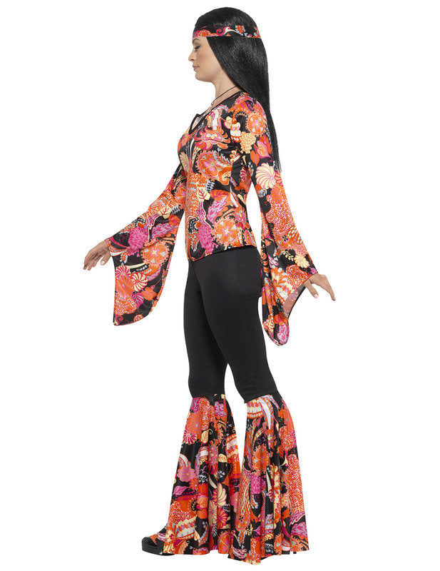 Femeie cu costum de hippie neagră și multicoloră