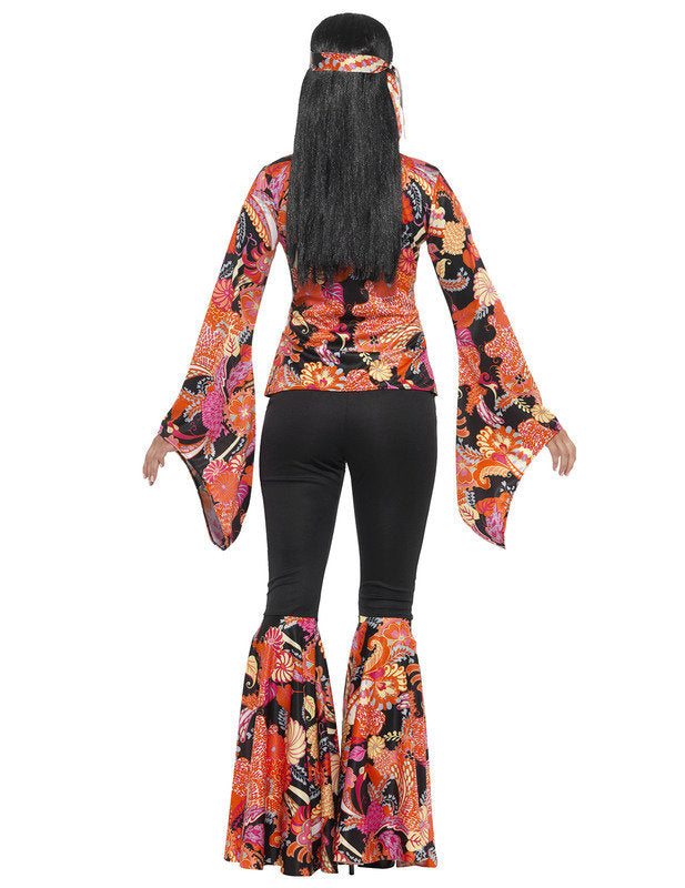 Femeie cu costum de hippie neagră și multicoloră