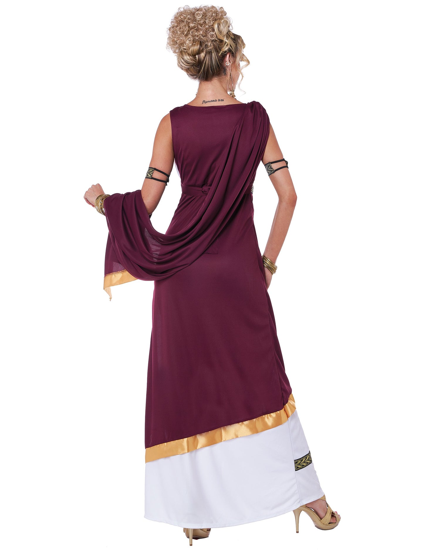 Femeie cu costum de împărăteasă romană