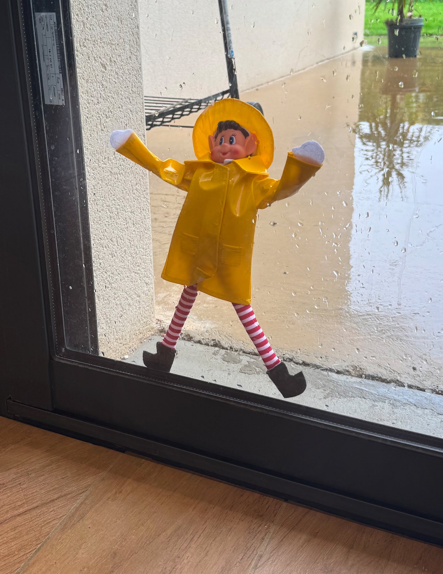 Costum de impermeabil galben cu pălărie pentru o păpușă elf năzdrăvană