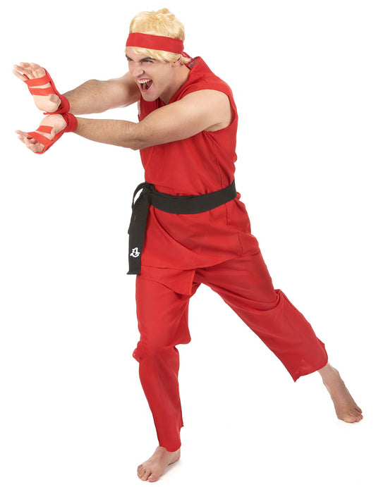 Vue de profil en action de combat du déguisement kung fu pour homme