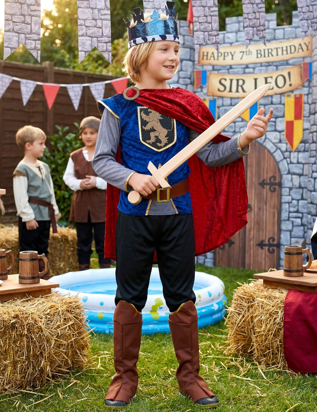 Decor de scenă la o aniversare cu costumul de rege medieval efect catifea