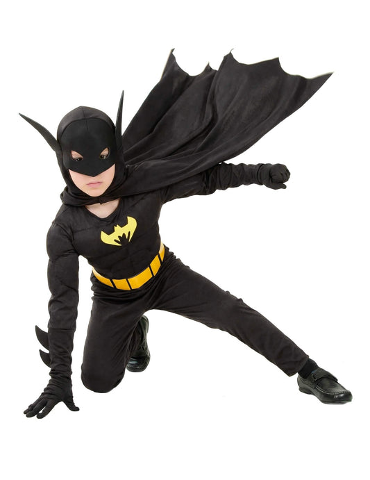 Vue de profil avec cape au vent du déguisement super héros chauve-souris