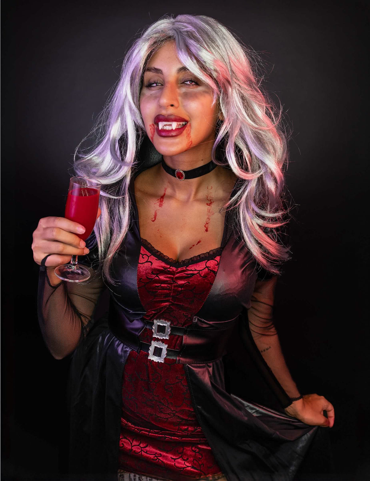 Portrait avec maquillage et accessoires du déguisement vampire pour femme