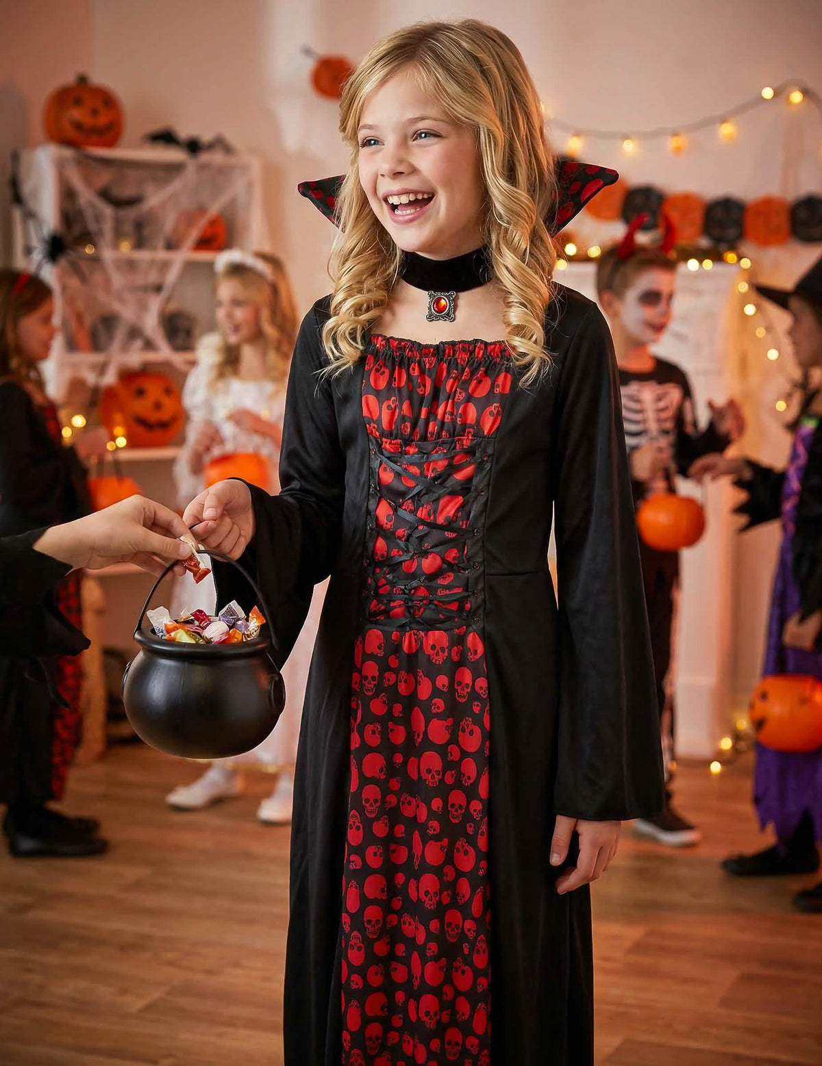 Ambientare într-o petrecere de halloween a costumului de vampir pentru fată