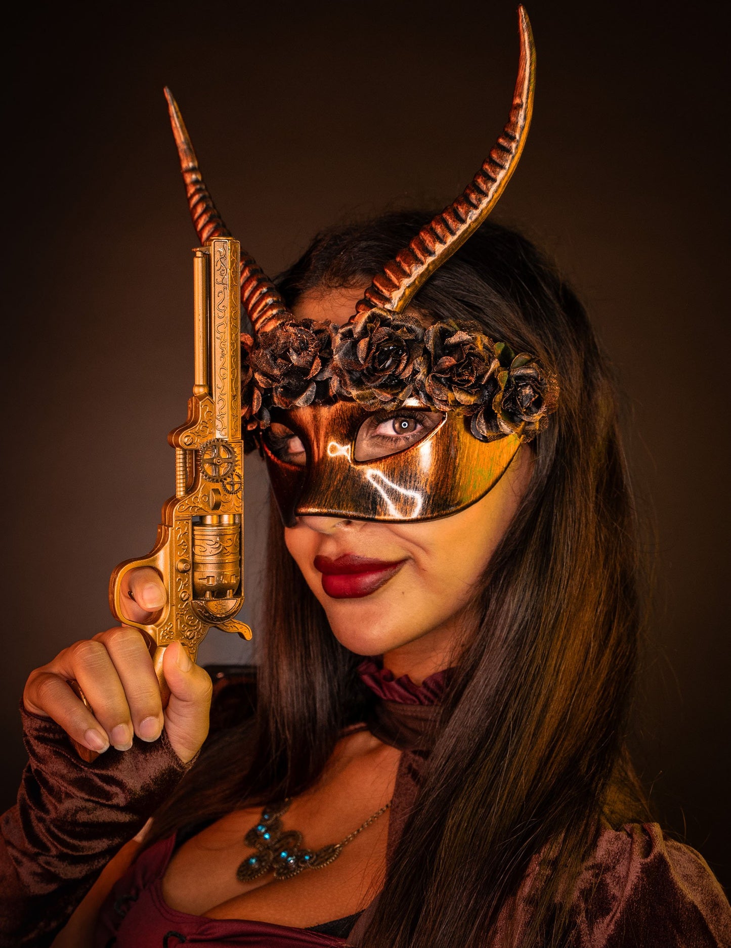 Accessoire pistolet doré du demi masque sexy Steampunk pour adulte