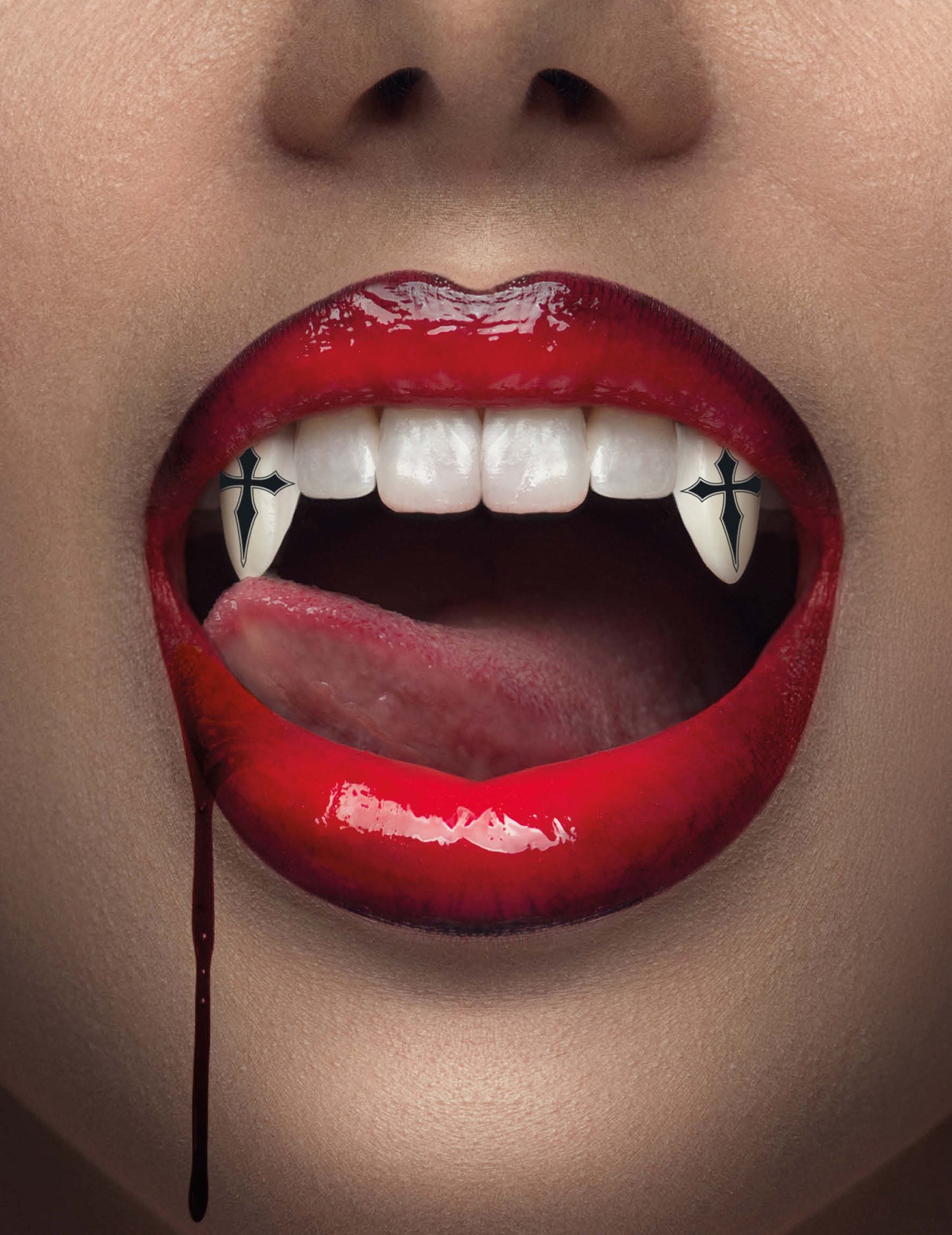 Dents de vampire avec croix gothiques