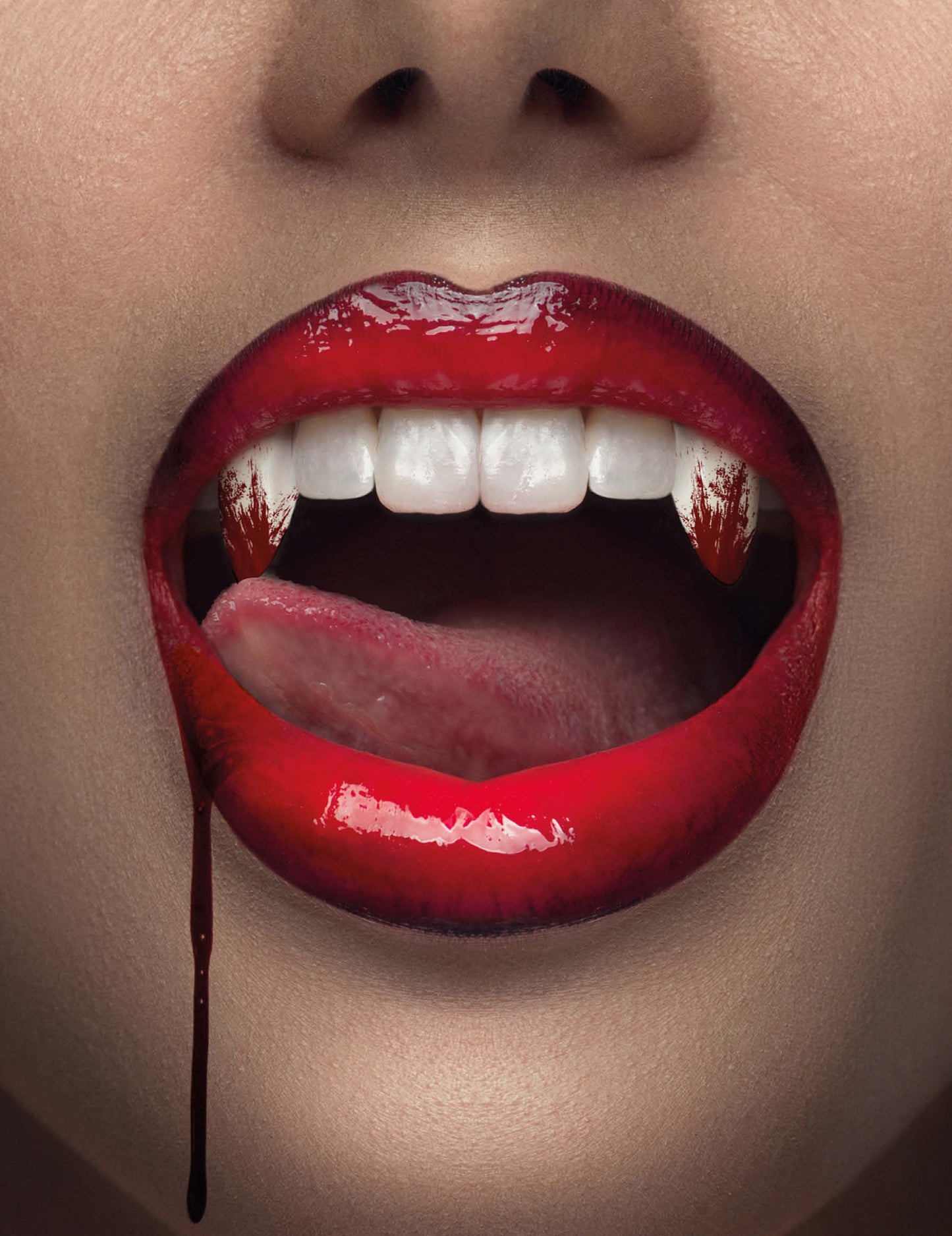Dents de vampire ensanglantées