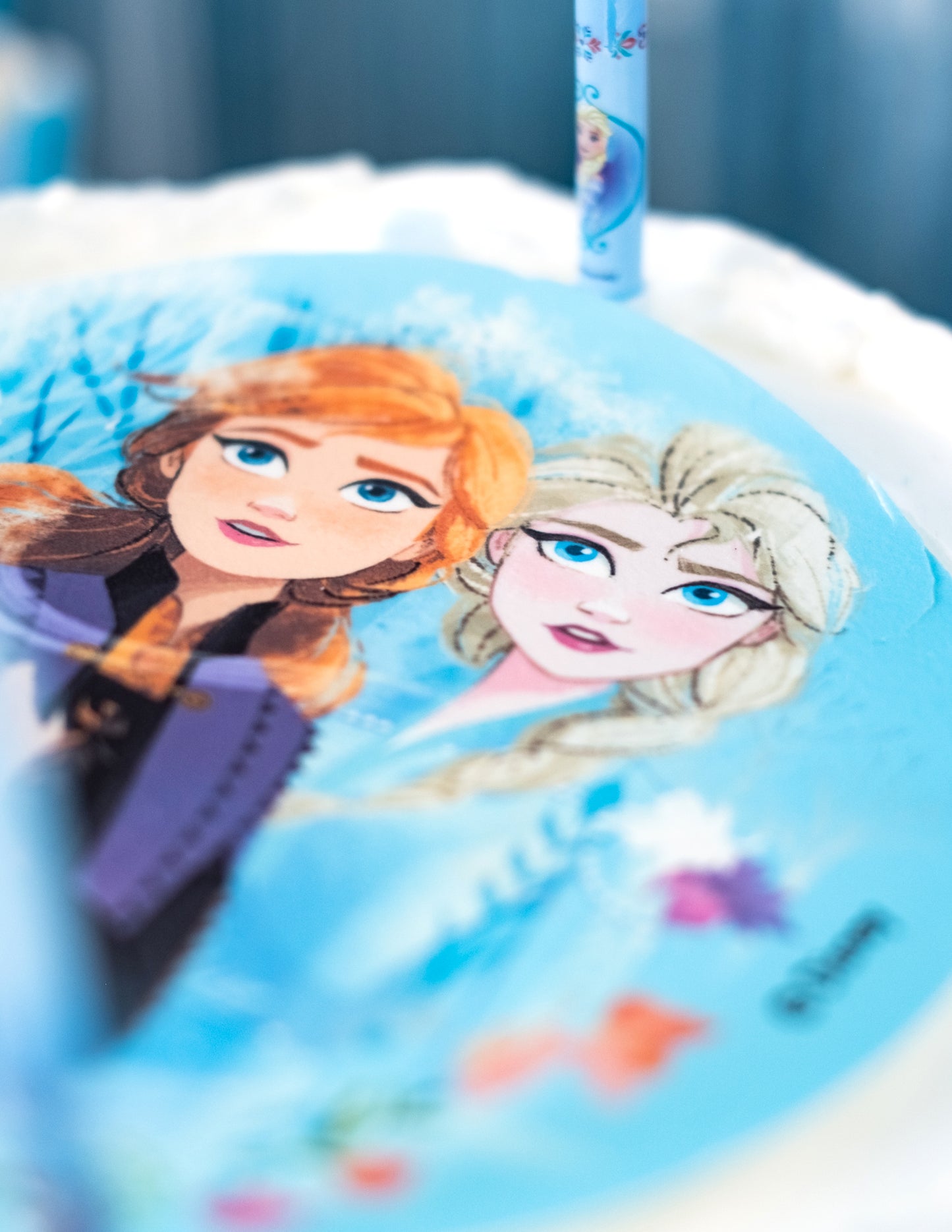 Détail des visages d'Anna et Elsa du disque en sucre La Reine des Neiges 2