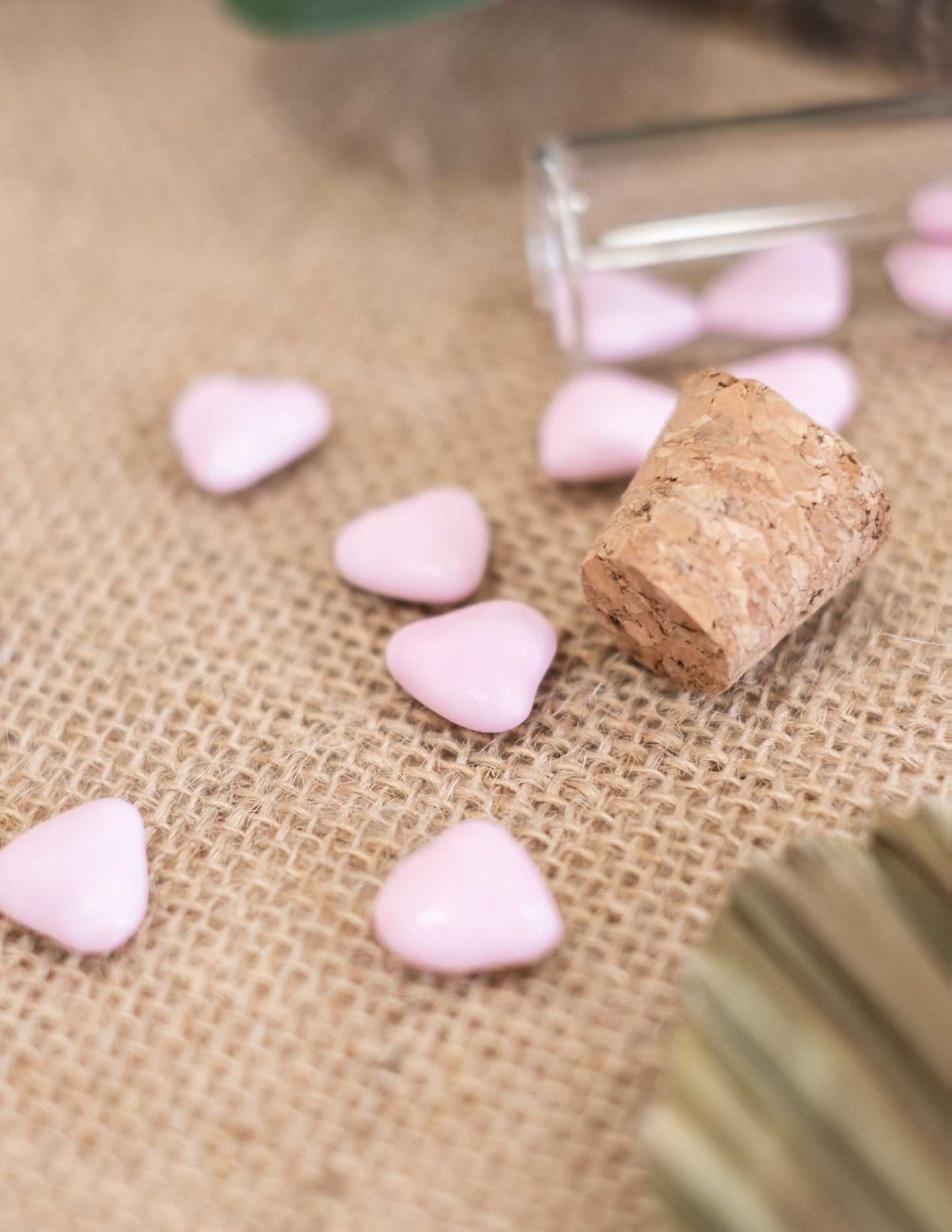 Détail avec bouchon en liège des dragées mini coeur chocolat pour mariage