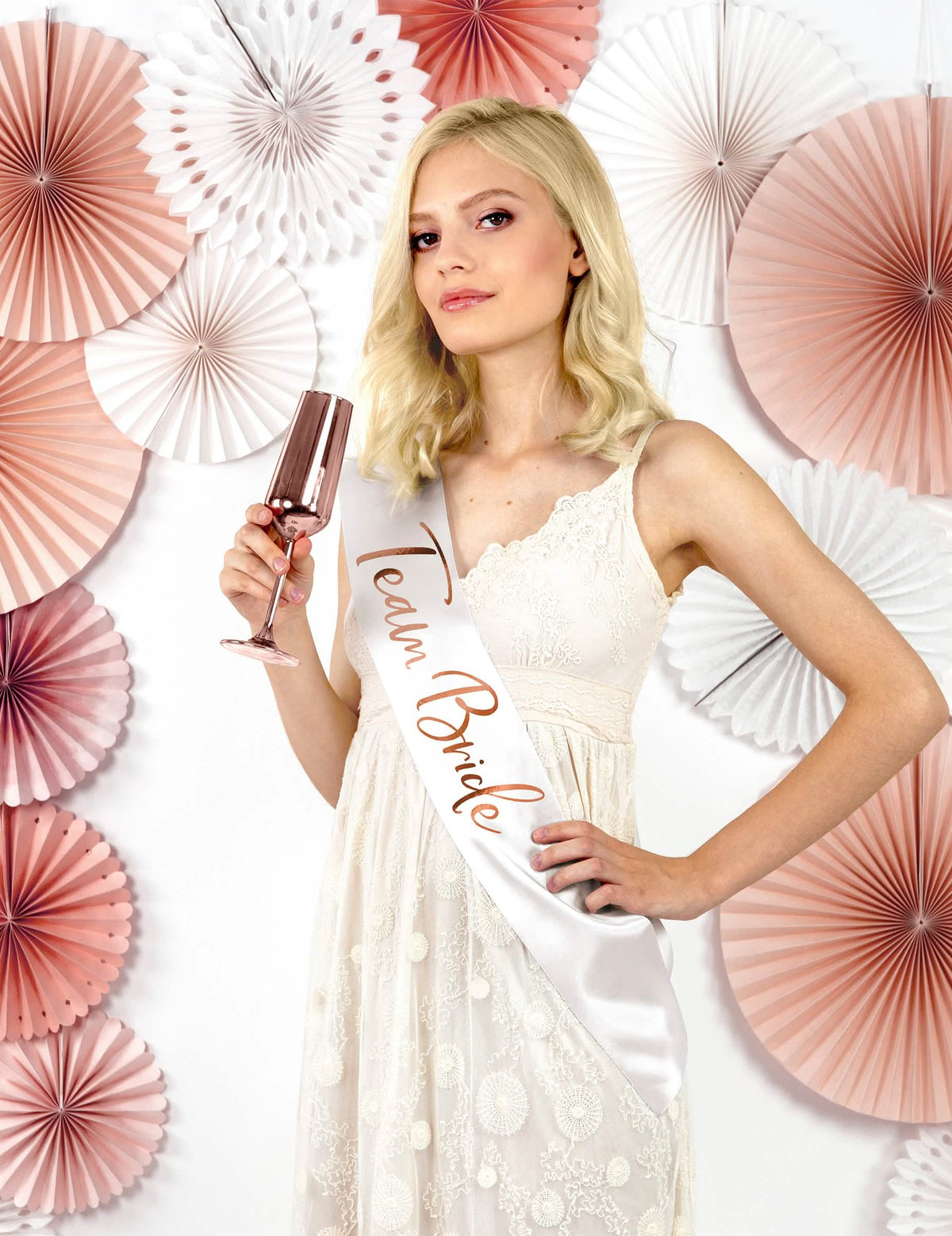 Vedere din față purtată a eșarfei din satin Team Bride