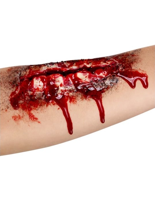 Rană falsă deschisă pe antebraț pentru adult, însângerată