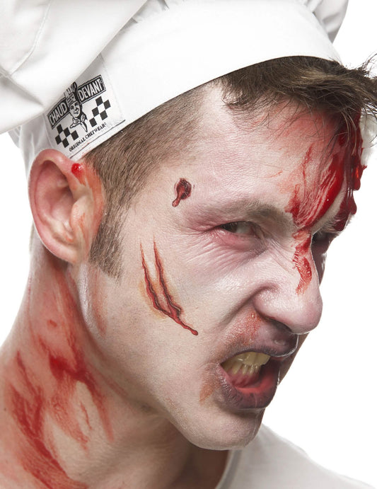 Gros plan sur le maquillage du faux sang en tube visage et corps pour adulte