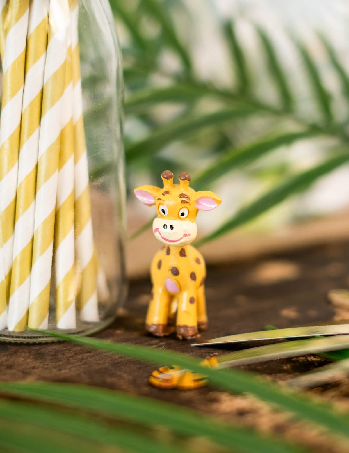 Prim-plan al figurinei din rășină girafă, temă safari