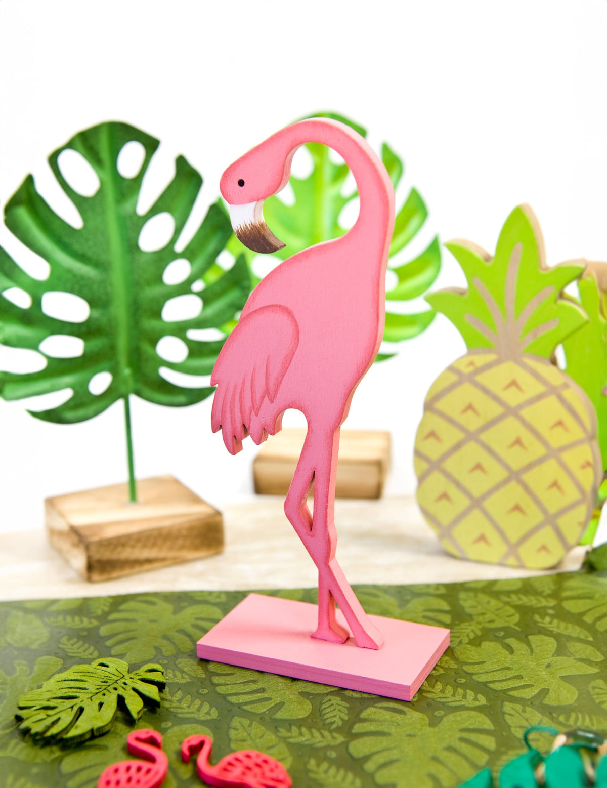 Aranjament tropical cu flamingo din lemn pe soclu pentru decorațiune roz