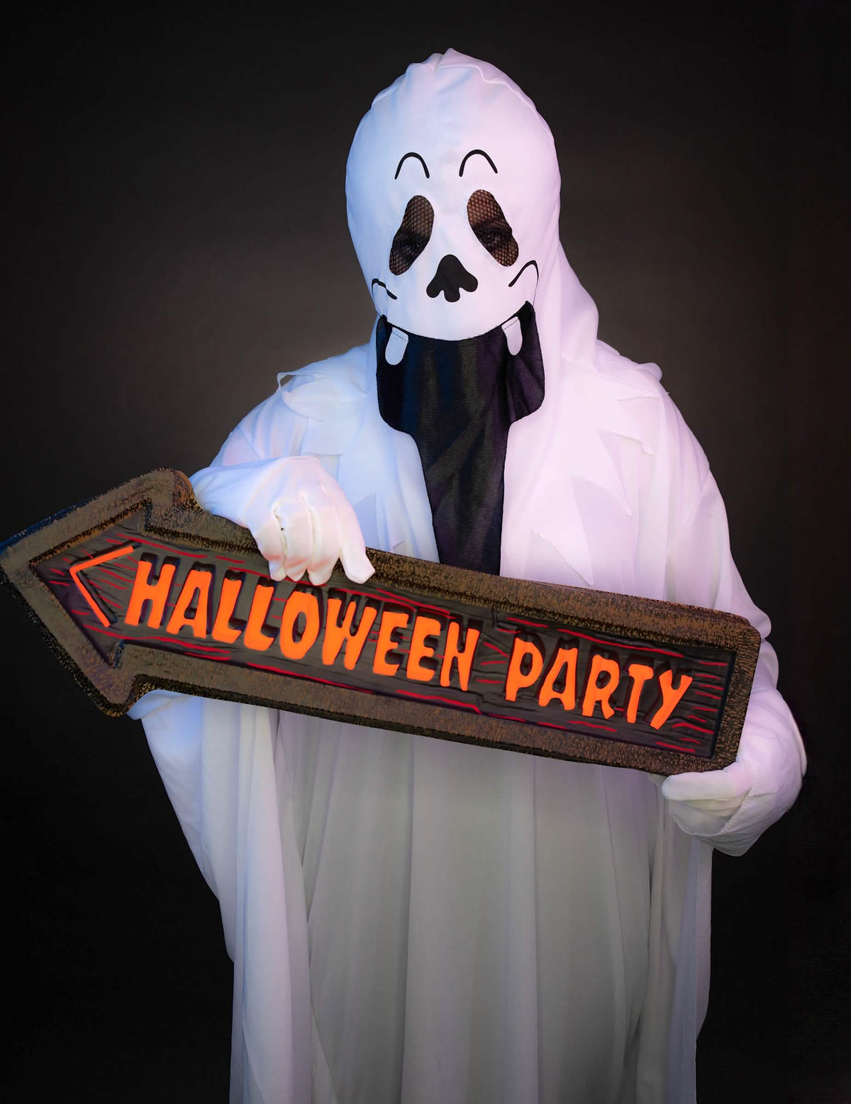 Punere în scenă a săgeții indicatoare halloween Party purtată de un fantomă