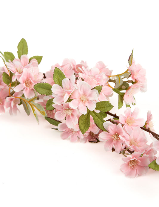 Gros plan sur les fleurs de cerisier artificielles style sakura