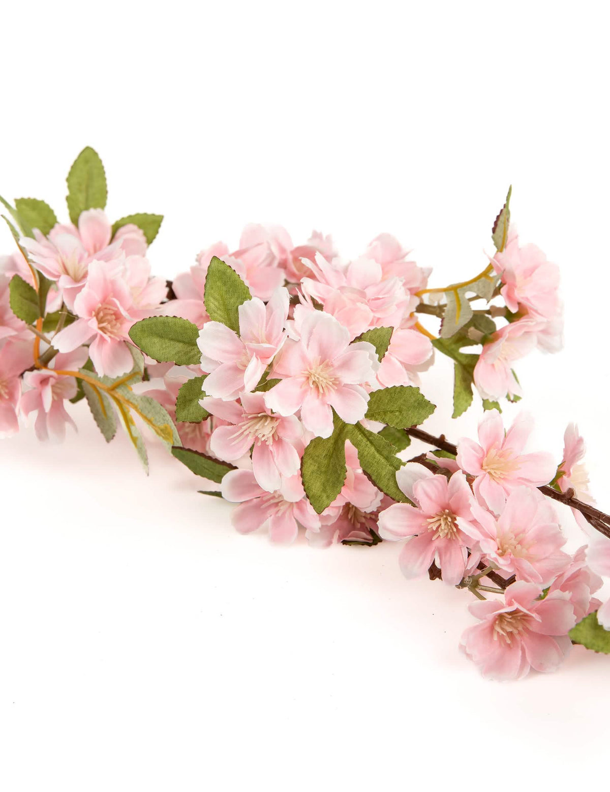 Prim-plan pe florile artificiale de cireș în stil sakura