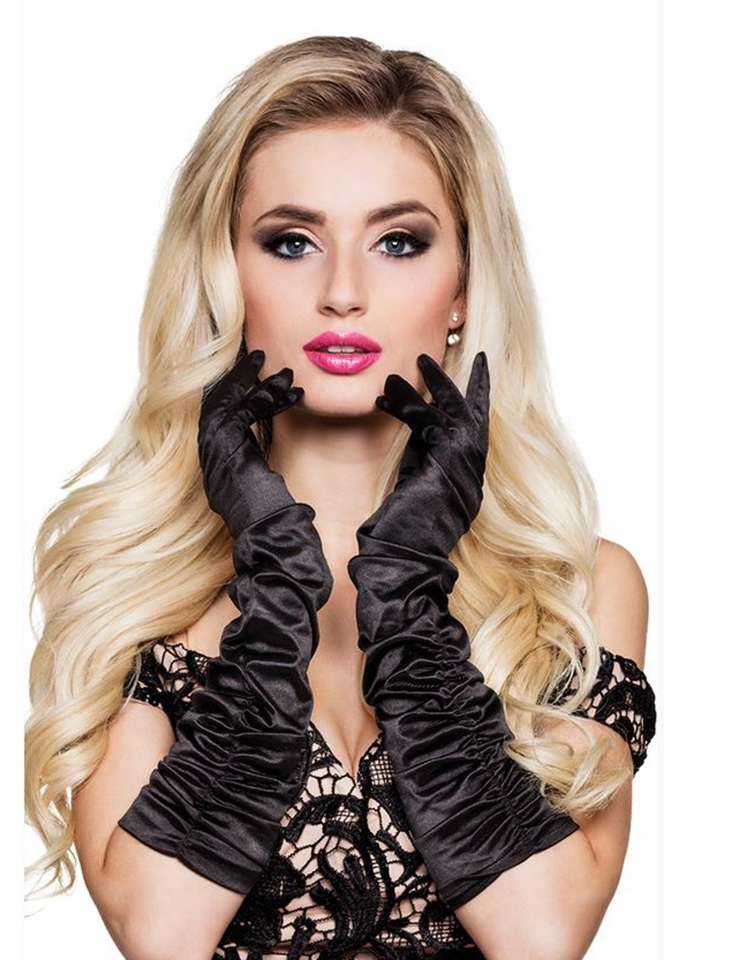 Femeie cu mănuși lungi din satin negru