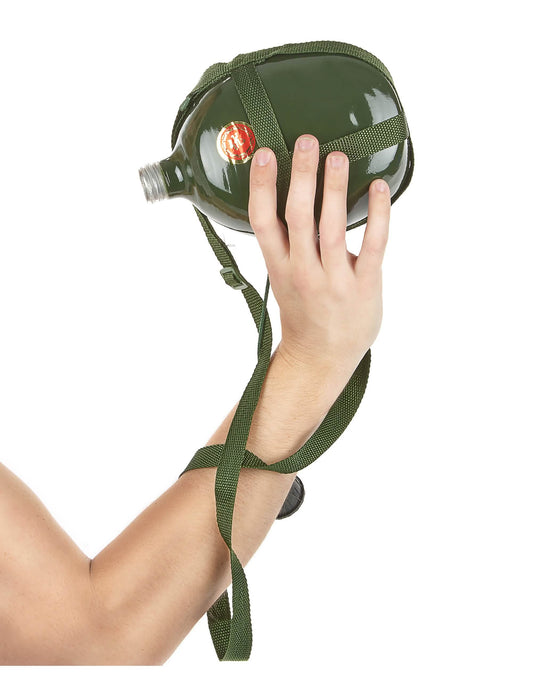 Détail de la prise en main de la gourde militaire