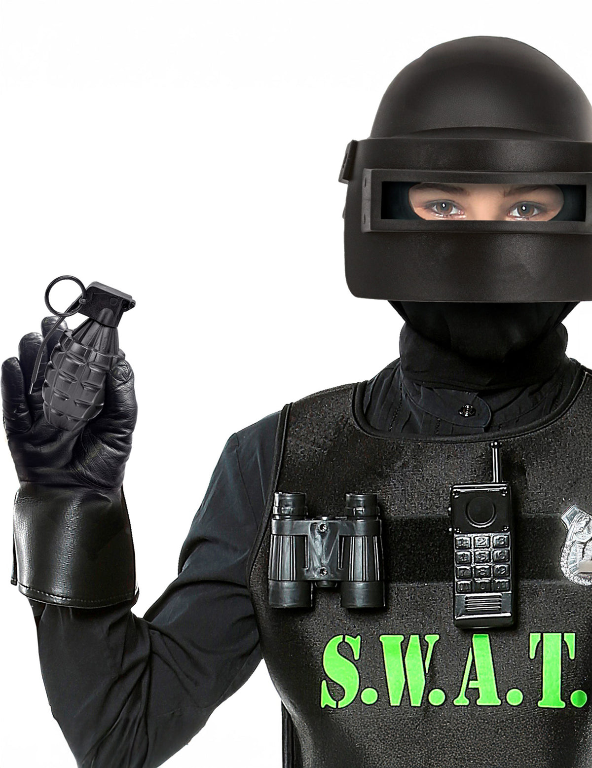 Gros plan sur la prise en main de la grenade à main pour adulte