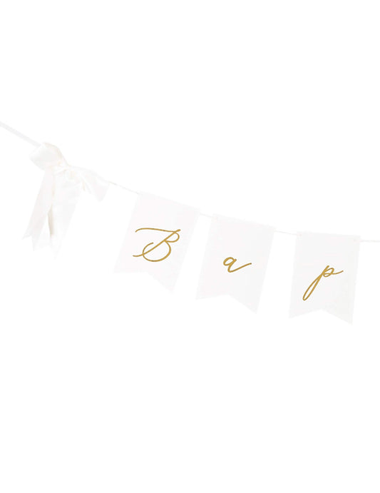Détail de l'écriture et du ruban de la guirlande à fanions baptême