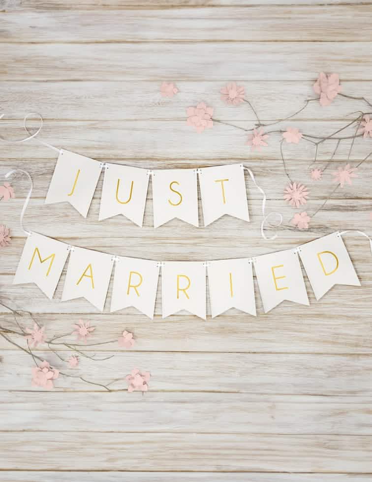 Aranjament pe fundal de lemn al ghirlandei cu fanioane Just Married