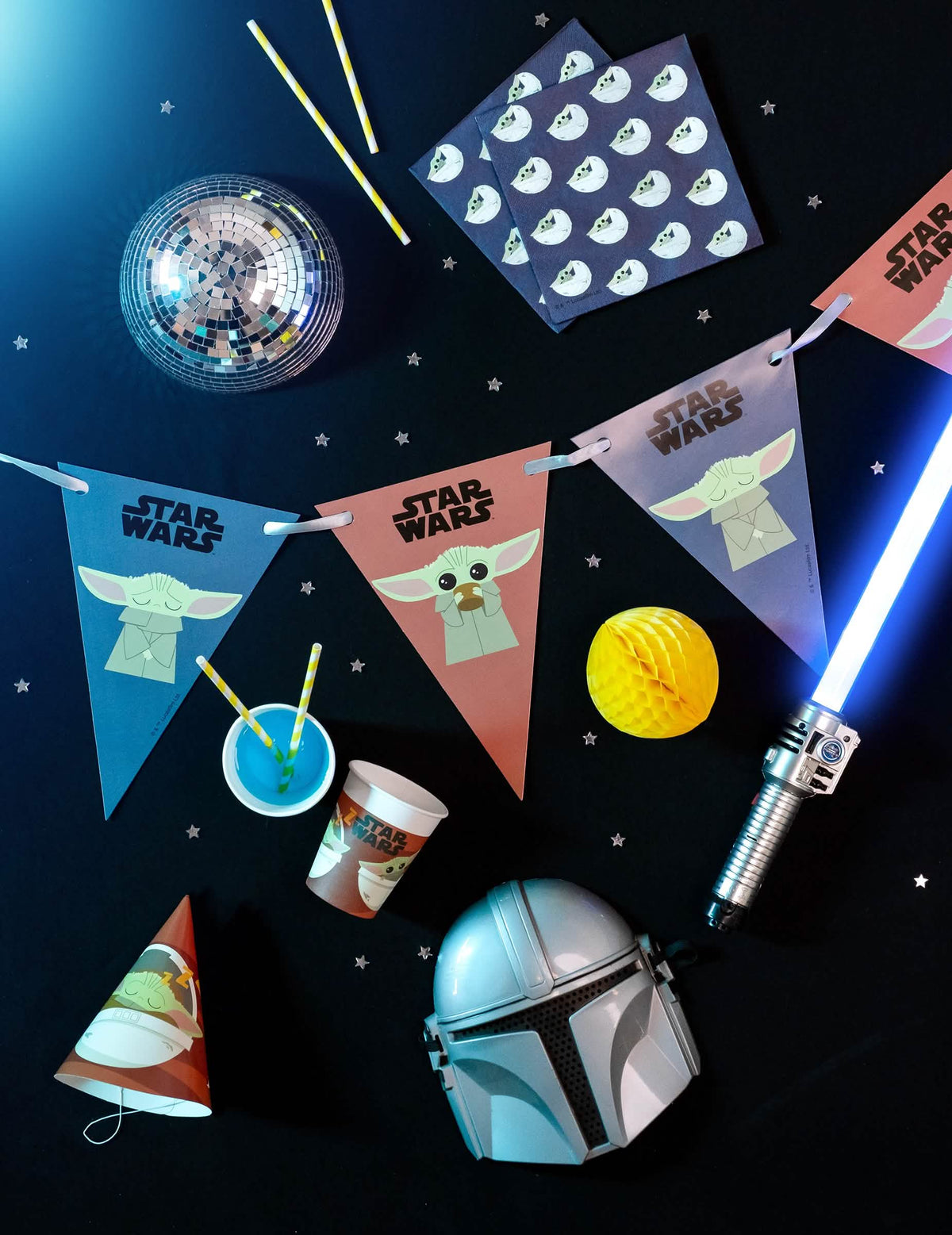 Poza cu ghirlanda cu fanioane din carton bebeluș Yoda The Mandalorian