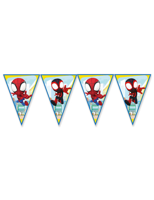 Gros plan sur les fanions de la guirlande à fanions Spidey et ses amis