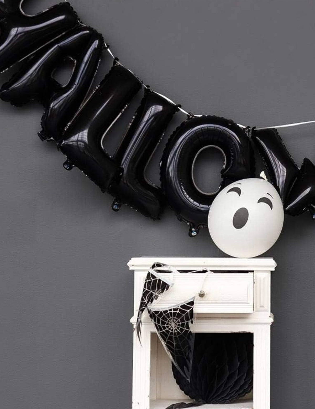 Prim-plan pe literele ghirlandei de baloane din aluminiu halloween, litere negre