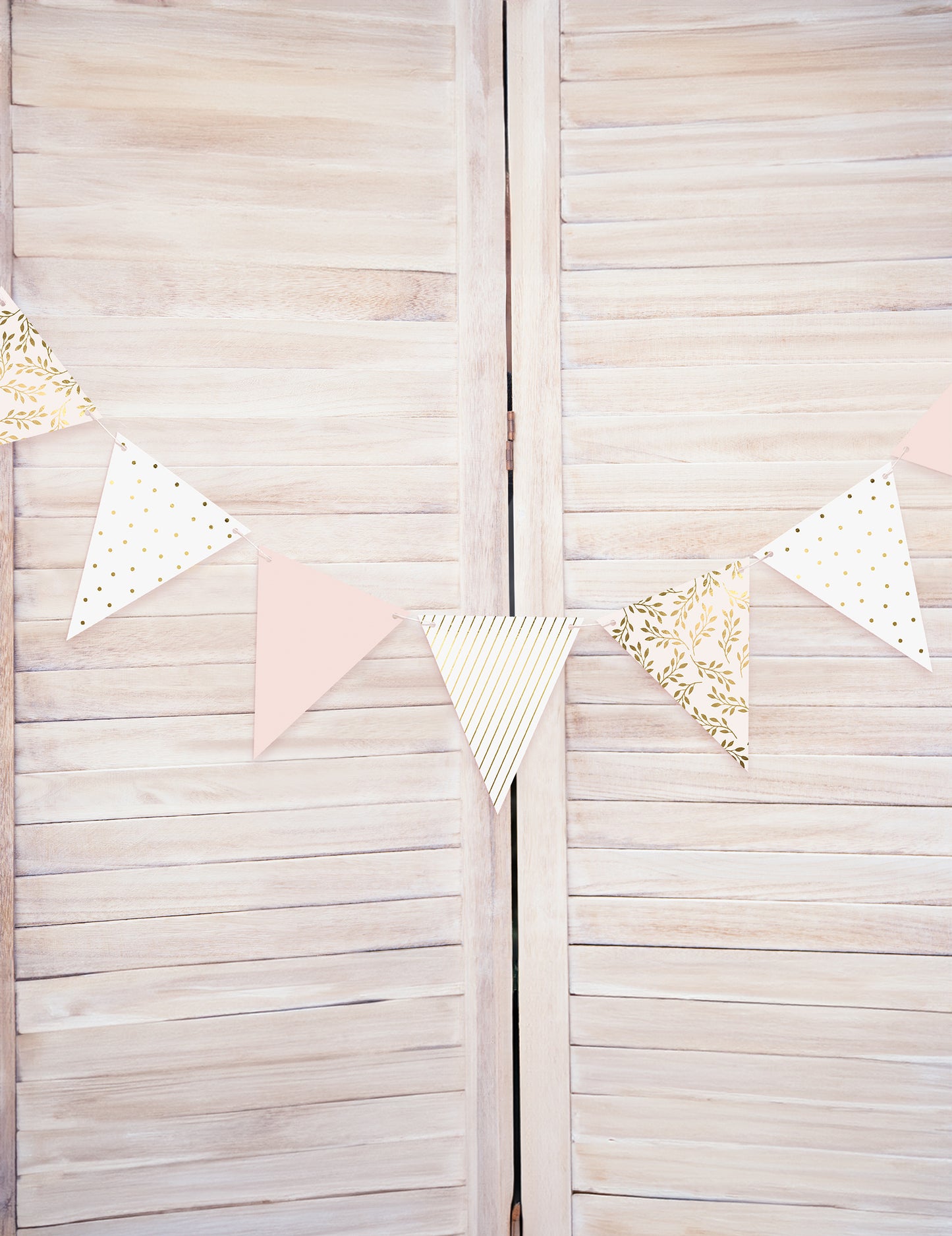 Ghirlandă cu fanioane din carton roz și alb 18 x 210 cm cu modele aurii