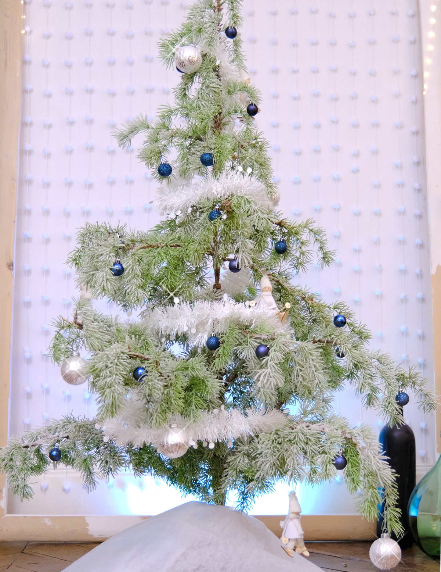 Mise en situation sur un sapin de la guirlande de sapin de Noël pour décoration