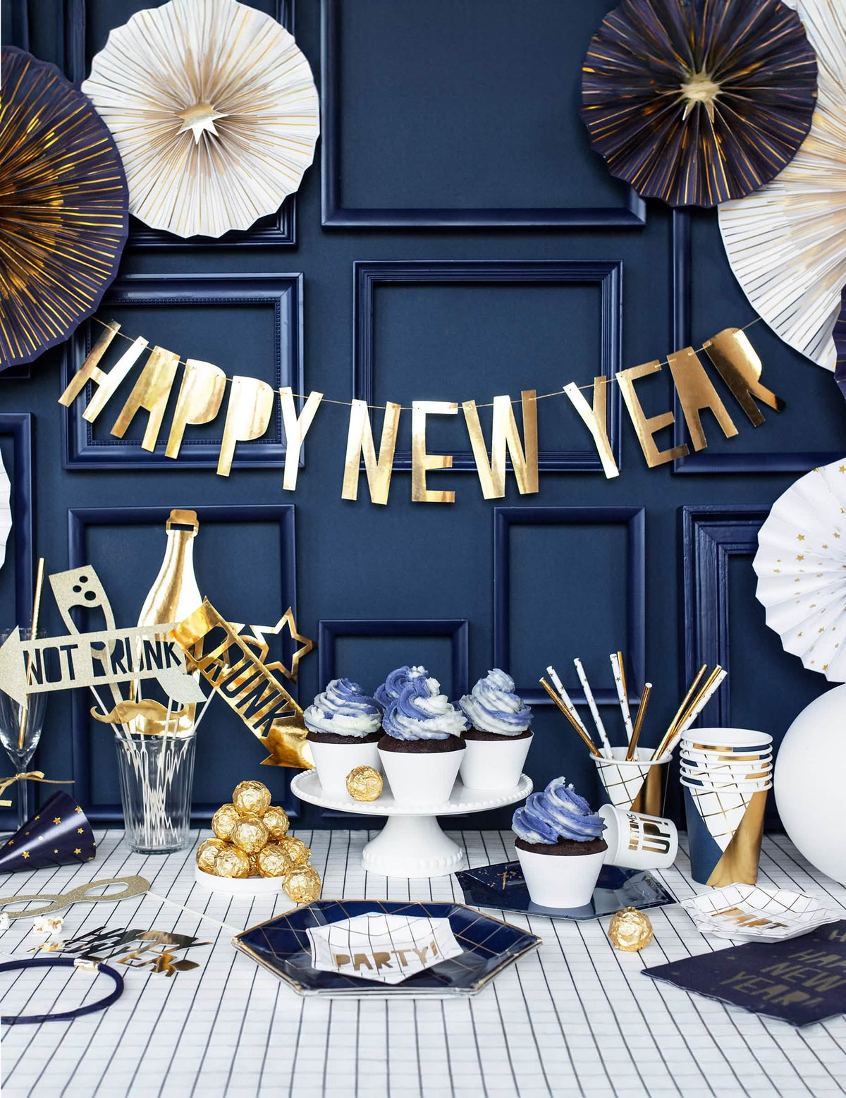Punere în scenă a bufetului festiv cu ghirlanda din carton Happy New Year