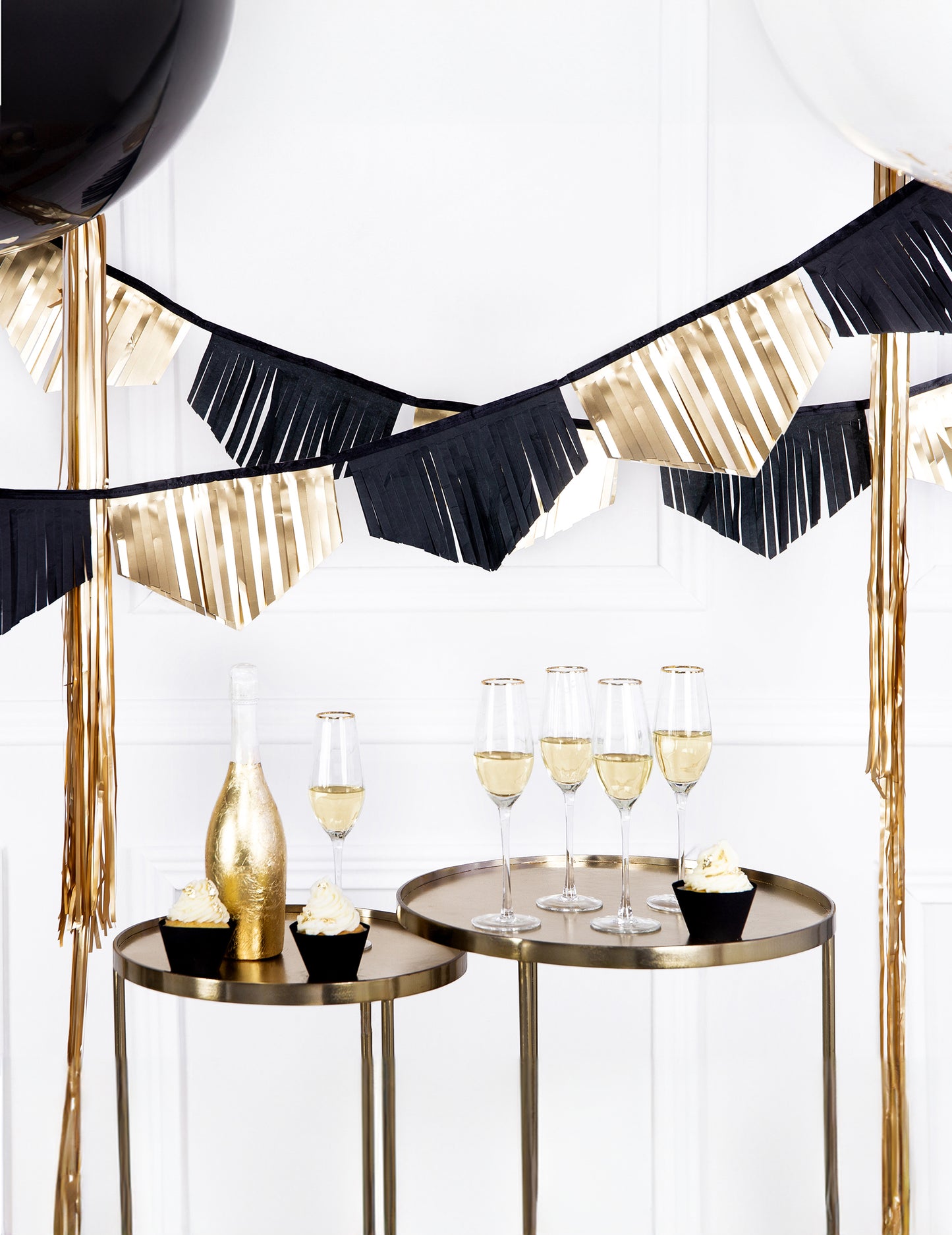 Garland de hârtie cu franjuri negre și aurii 3 m