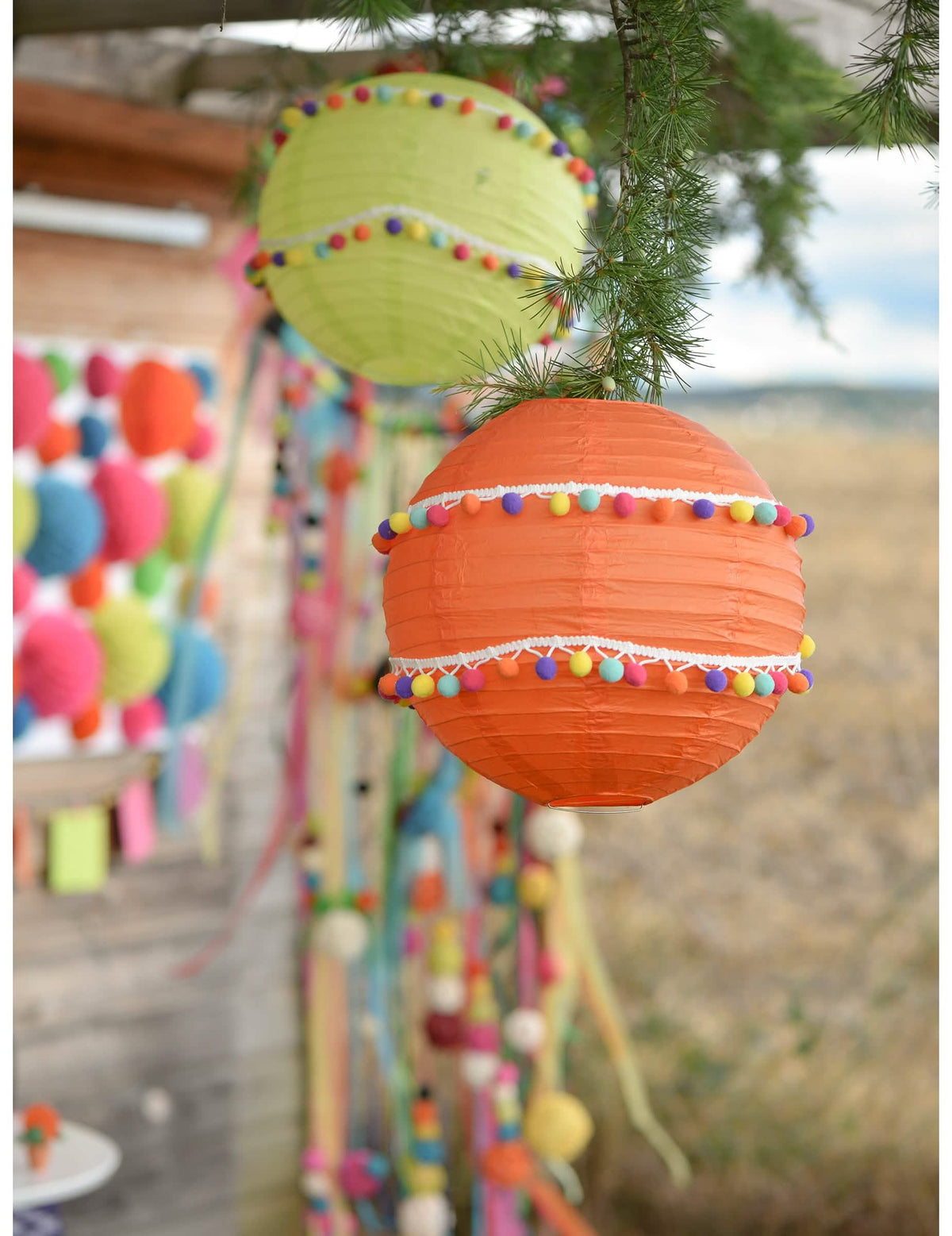 Aspect al panglicii cu pampoane multicolore alb pe o lanternă