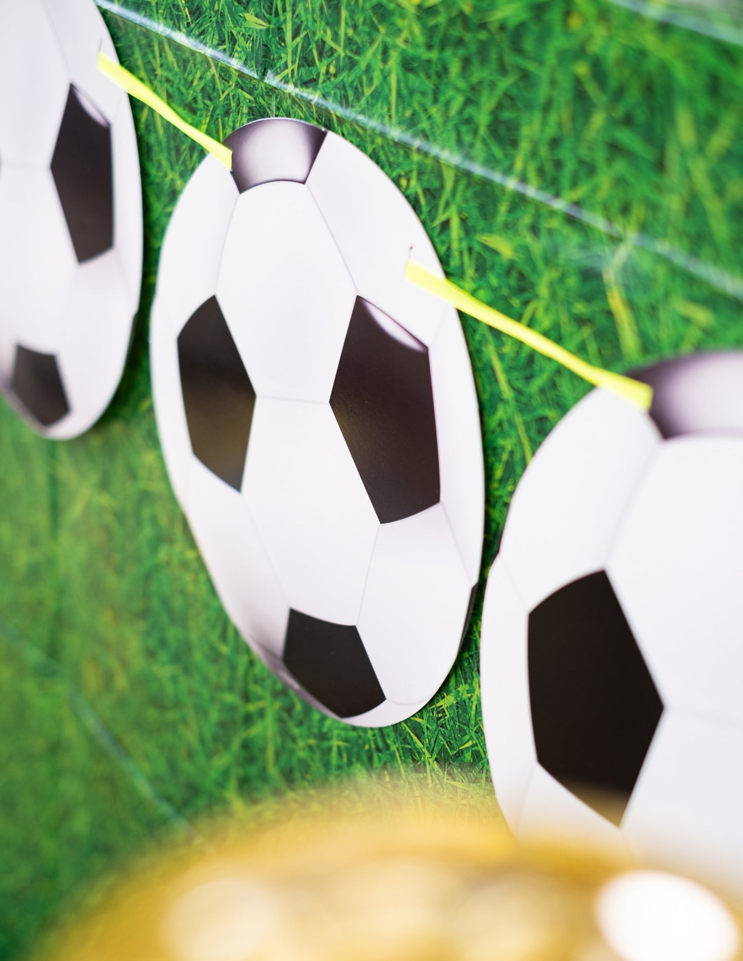 Prim-plan al stegulețelor în formă de minge ale ghirlandei de stegulețe de fotbal