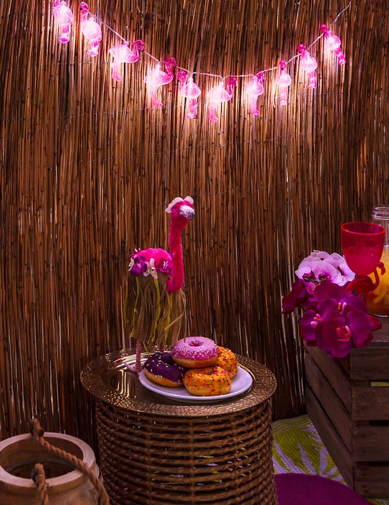 Prezentare a ghirlandei luminoase cu flamingo roz