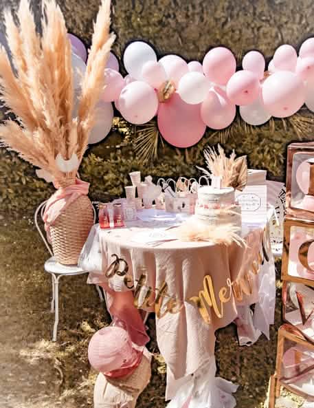 Punere în scenă pe masă a ghirlandei mică minune pentru baby shower