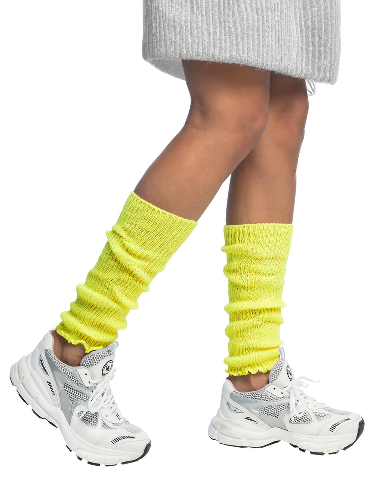 Vue de profil des jambes avec les jambières jaunes fluo