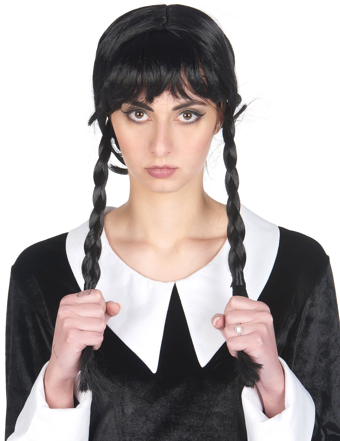 Gros plan sur les tresses et le col du kit accessoires écolière gothique pour femme